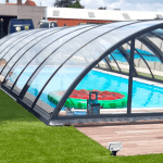 Kunstgras tuin met zwembad