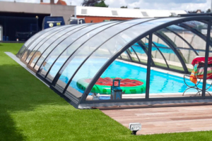 Een prachtige tuin die is aangelegd met een overkoepeld zwembad waar er rondom kunstgras is geplaatst door het kunstgrascentrum.
