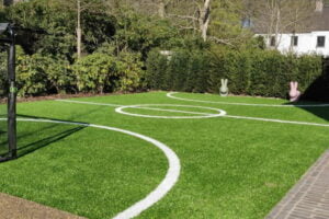 Een sportveldje in de tuin die is aangelegd met kunstgras door het kunstgrascentrum.