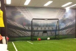 Een foto van Indoor sportveld met Royal Grass® Wave kunstgras aangelegd door het kunstgrascentrum.