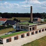 Een foto van het zij aanzicht van kunstgras aangelegd op een dak door het kunstgrascentrum.