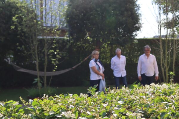 Klanten komen de kijktuin bezoeken in Westende en krijgen uitleg door de baas van kunstgrascentrum.