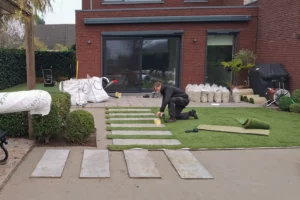 Royal Grass® Bloom met cortenstaalvijver, strakke tuin met rust en karakter